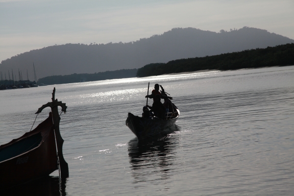 Rotina Diária dos pescadores que chegam na cidade para negociar seu pescado, e fazer suas compras